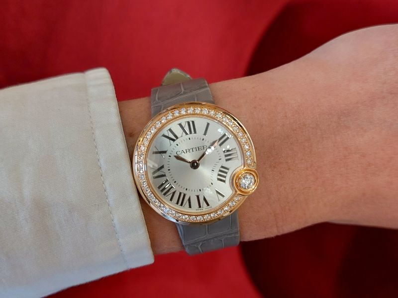 reloj de lujo clásico de la marca Cartier