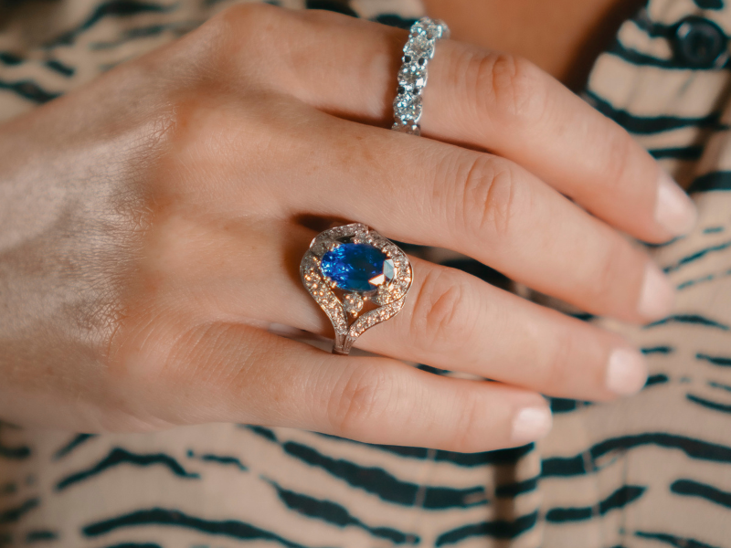 anillo de compromiso con zafiro azul