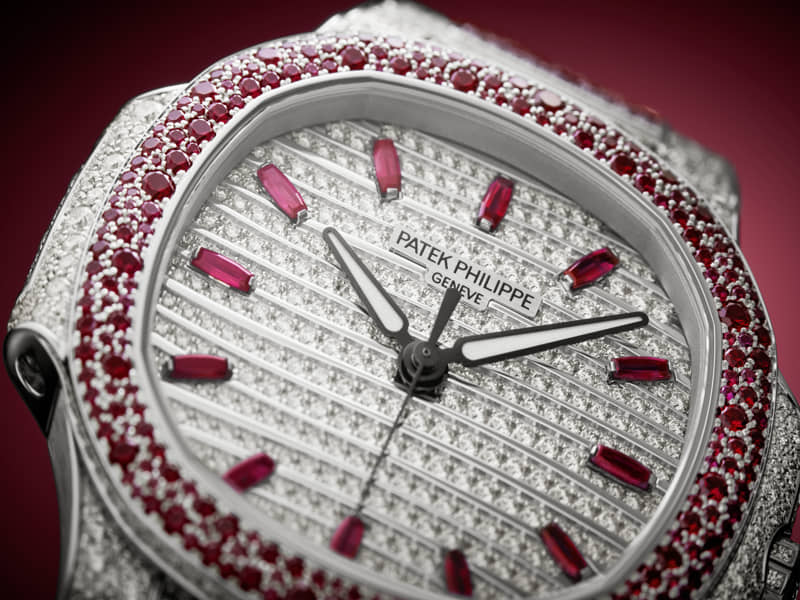 características del rubí e integrado en un reloj