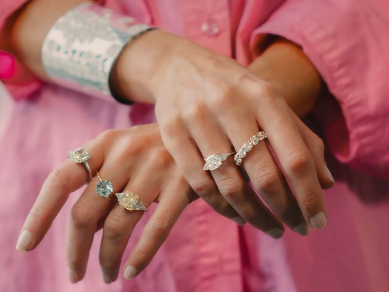 pulseras y anillos de oro blanco en alta joyería