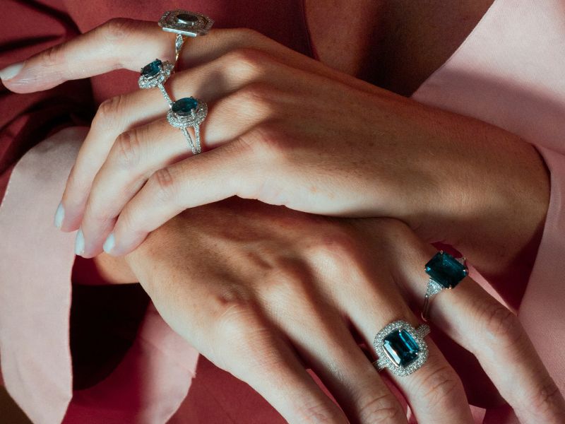 arte de combinar anillos de lujo